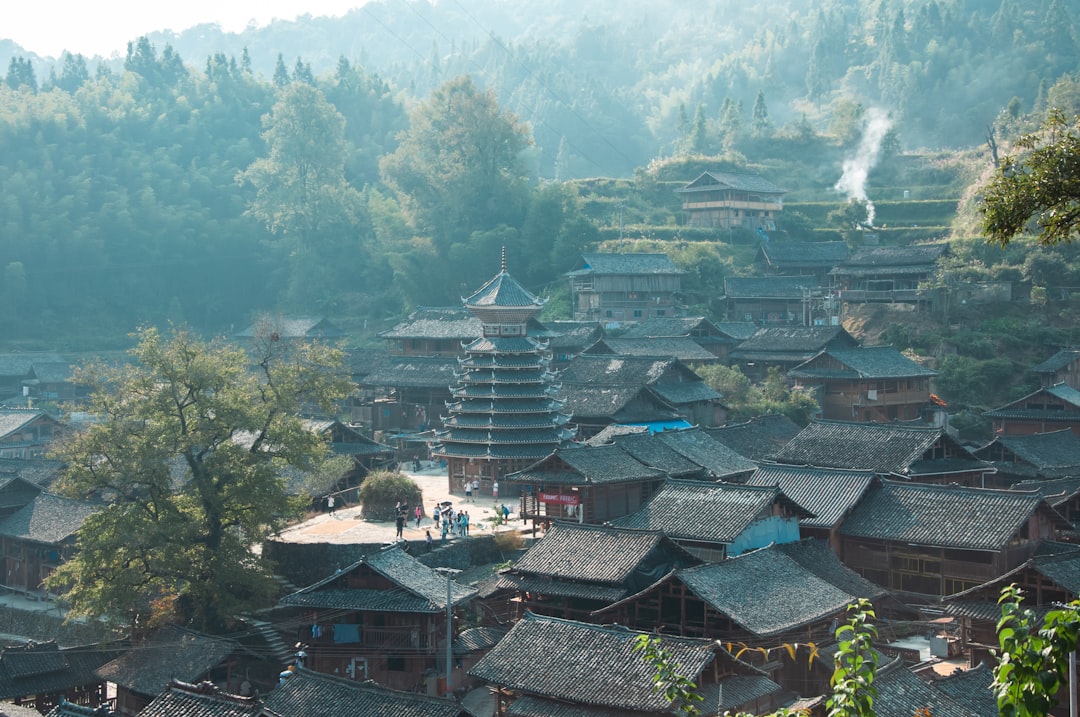 Explorando los pueblos chinos menos conocidos: Joyas ocultas con culturas únicas y una naturaleza impresionante
