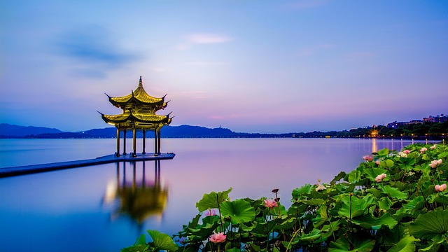 雄大な西湖を歩いて探検：杭州の自然の宝石へのハイカーのガイド